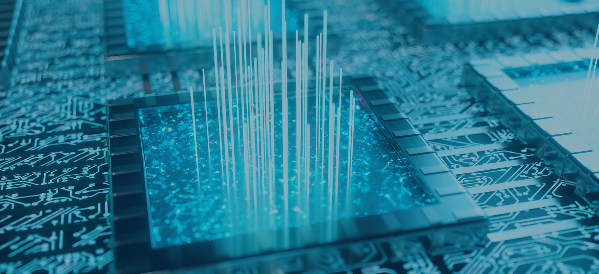 Una fotografia ravvicinata di un microprocessore o chip elettronico che emana una luce blu brillante dal suo centro, con numerosi sottili pin che si estendono verso l'alto. Il chip è integrato in una scheda di circuiti stampati, visibile sullo sfondo. L'immagine comunica un concetto di servizi digitali, tecnologia avanzata, elaborazione dati, intelligenza artificiale o connettività.